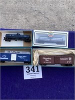 Four HO gauge rail cars