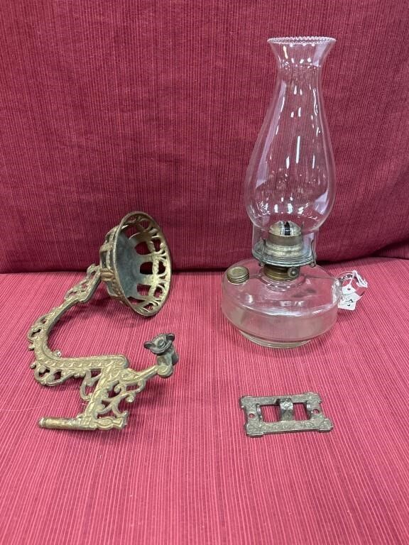 Brass bracket lamp with pattern glass finger font