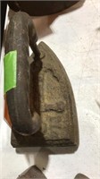 Cast iron iron with handle