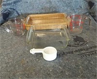 4 piece Pyrex baking set- 2 measuring cups,