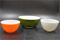 TRIO OF VINTAGE PYREX GLASS MIXING BOWLS