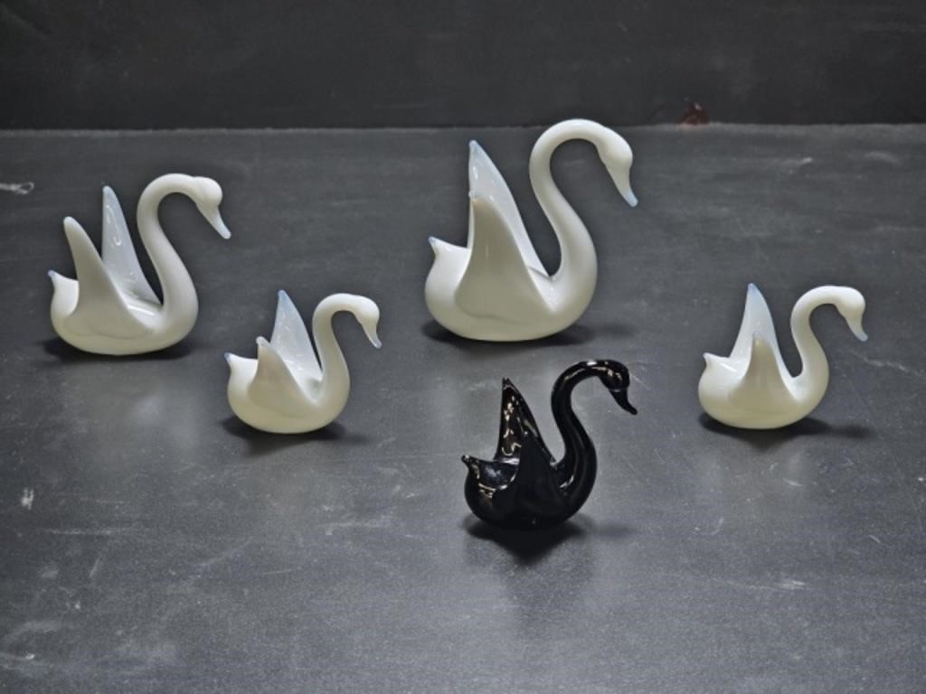 5 PIECES OF LAMPWORKS TRANSLUCENT SWANS