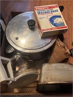 Presto pressure cooker with extra seal, bun