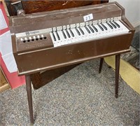 Magnus Electric Chord Organ