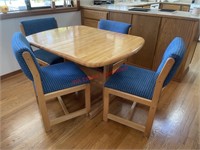 Dining Room Table with Built in Leaf  (kitchen)