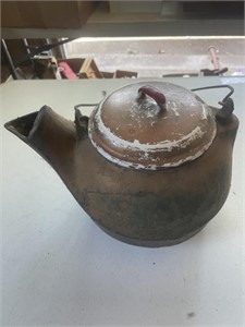 Cast-iron pot with enamel lid