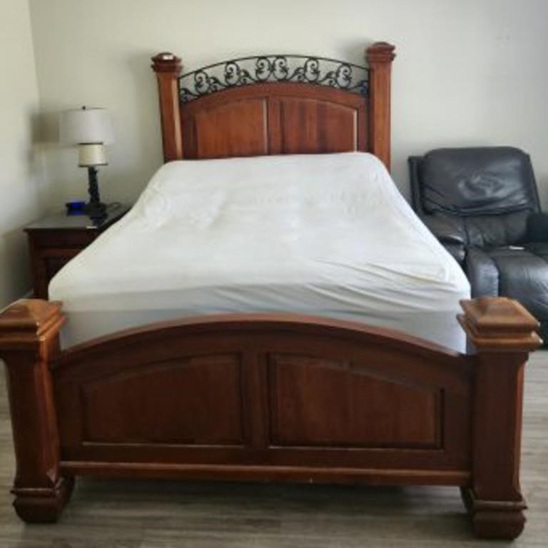 QUEEN SIZED BED WITH MECHANICAL BASE, BY VOYAGER