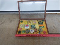 DISPLAY CASE W PRIMERS,MUSKETCAPS,OLD FISH LICENSE