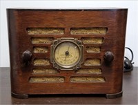 10" Antique Table Top Tube Radio