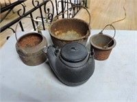 Cast Iron Melting Pots & Sm Cast Iron Kettle