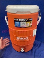 Nice Igloo 5-gallon water cooler (USA) clean
