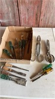 Flat of wood chisels & pair of scissors