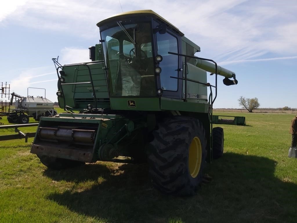 JD 8820 combine with p/u header and chopper