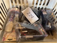 Mixed beauty lot; make up brushes and more