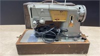 Singer Sewing Machine w/Wooden Case (unknown