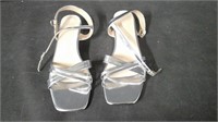 PAIR OF WOMENS SANDALS