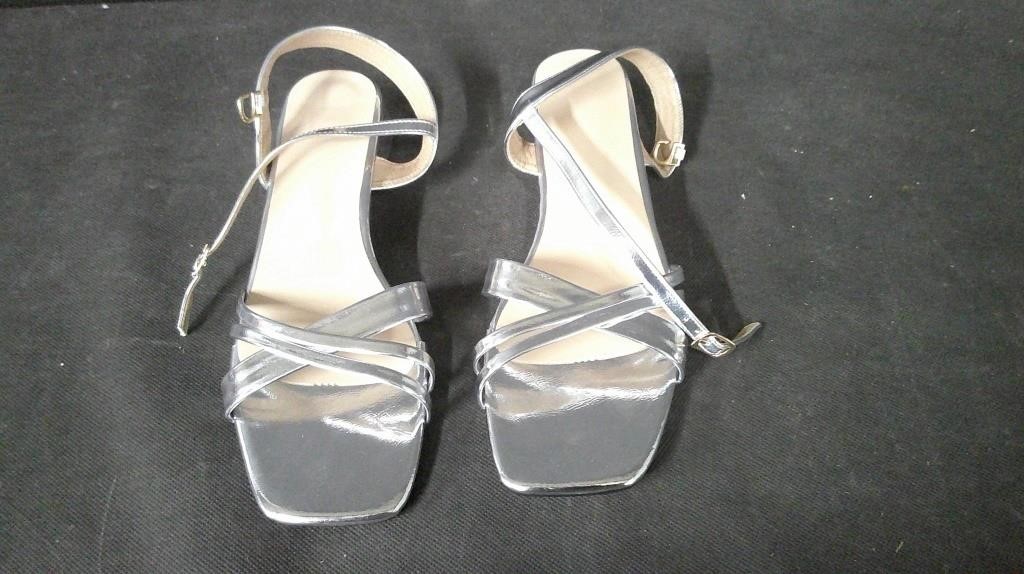 PAIR OF WOMENS SANDALS