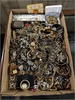 COSTUME JEWELRY INCLUDING NECKLACES,