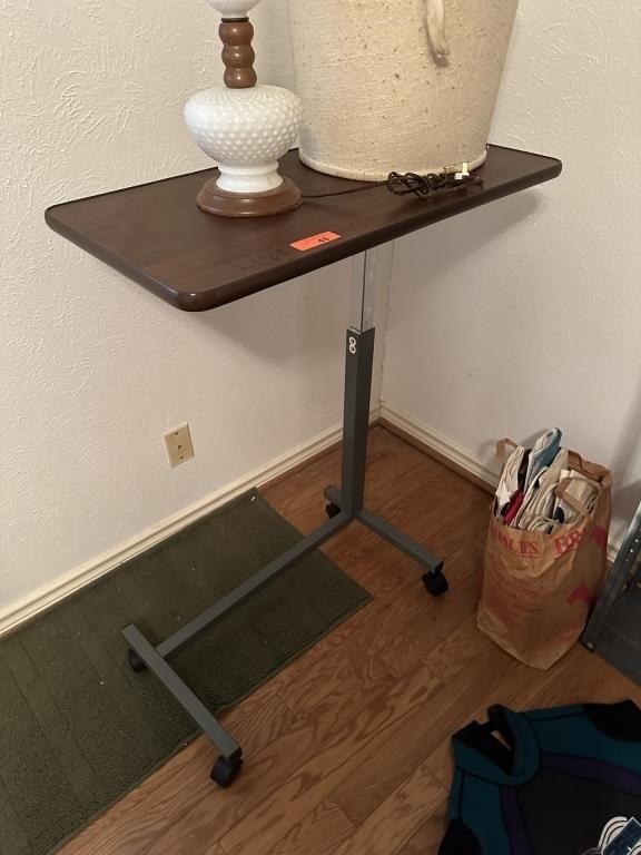 HOSPITAL STYLE ADJUSTABLE TABLE