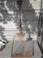 VINTAGE / ANTIQUE COAL SIFTING SHOVEL