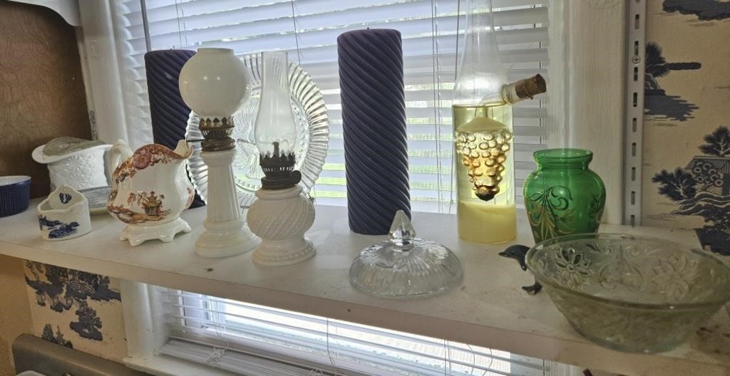 Shelf of glassware & decor items
