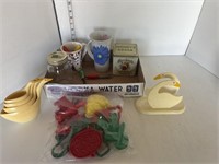 Lot: cookie cutters, misc