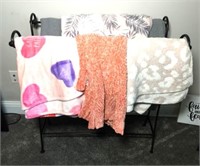 Metal Quilt Rack with Throw Blankets
