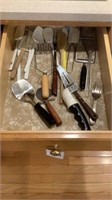Assorted kitchen items
, spatula, scope, pie