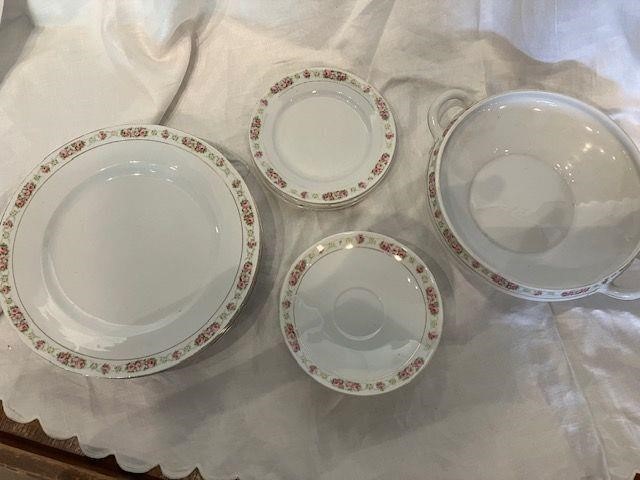 13 Pieces of Rose Dish Set