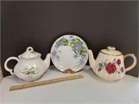 Tea Pots & Decor Plate
