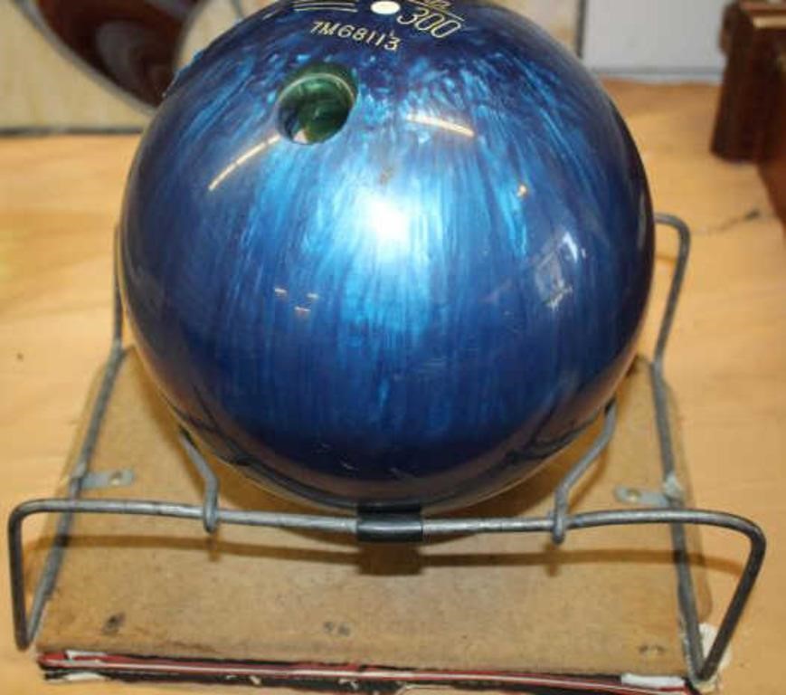 BOWLING BALL WITH HOLDER