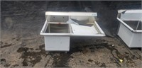 STAINLESS STEEL 1 COMPARTMENT SINK W/ 24" RIGHT