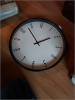 Battery operated clock 13 1/2 in.round