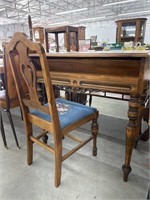 Vintage desk with closable top and chair