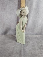 GIRL IN A FLOPPY HAT LLADRO NAO FIGURINE