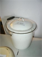 Enamelware chamber pot with lid