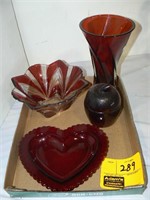 FLAT WITH RED ART GLASS
