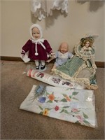 Lot of Dolls, Material