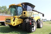 2013 New Holland CR8090 Combine low hours
