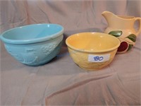 2 Mixing Bowls & Pitcher