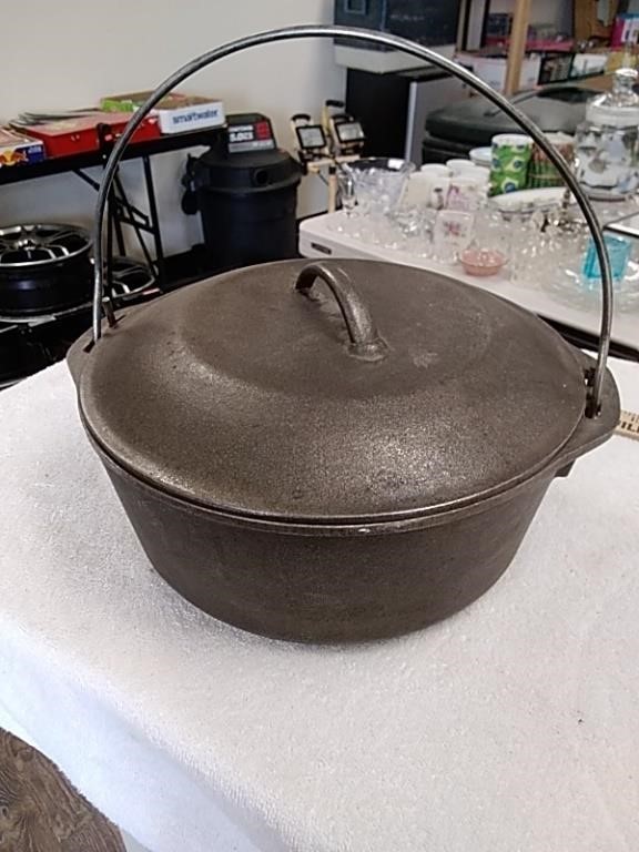 Lodge cast iron pot with lid like new