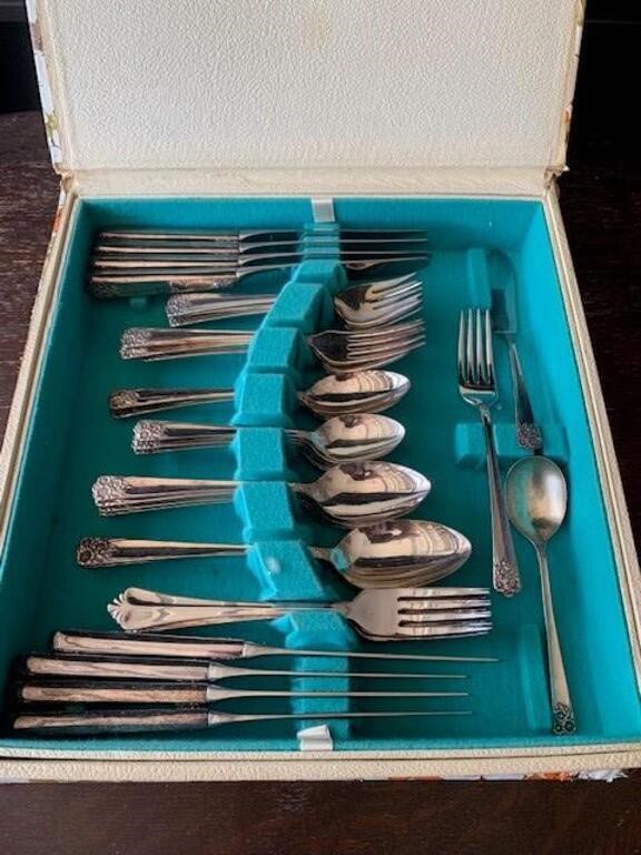 45 pcs Wm Rogers Flatware as seen