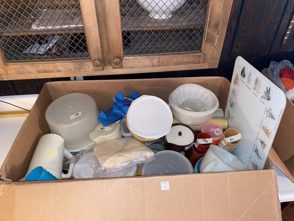 LOT OF TUPPERWARE & STORAGE CONTAINERS