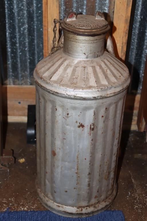 The Davis Welding & Mfg Co 5 gallon gas/oil can