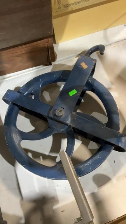 Metal pulley wheel with hook