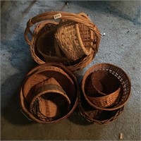 Assorted lot of wicker baskets