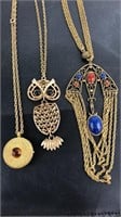 Lot of vintage pendant style  necklaces