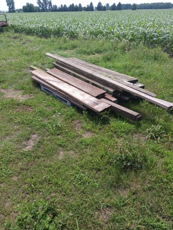 PALLET OF MIXED USED PLANKS & 4X4