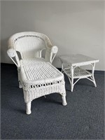 White wicker chaise longe with white wicker side