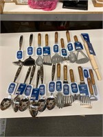 LOT OF 20 ASSORTED KITCHEN UTENSILS